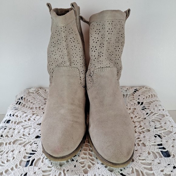 American Rag Giggi Tan Suede Western Style Low Boot Perforated Top Size 9.5 - Picture 3 of 10